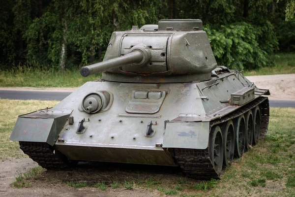 野外博物館の古いロシアのタンク 古い記念サイトで武装した軍隊 春のシーズン — ストック写真