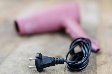 Ahşap bir masa üzerinde bir Kuaför Salonu, saç kurutma makinesi. Saç bakımı için kuaförlük aksesuarlar. Koyu arka plan.