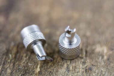 İç lastik valf bir ahşap Atölyesi tablo. İç lastikler ve araba lastik tamiri için icin için aksesuarlar. Koyu arka plan.