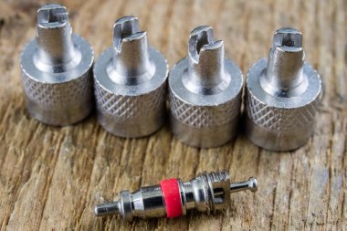 İç lastik valf bir ahşap Atölyesi tablo. İç lastikler ve araba lastik tamiri için icin için aksesuarlar. Koyu arka plan.