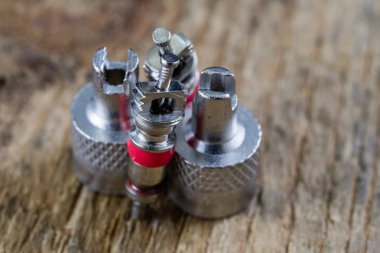 İç lastik valf bir ahşap Atölyesi tablo. İç lastikler ve araba lastik tamiri için icin için aksesuarlar. Koyu arka plan.