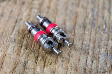 İç lastik valf bir ahşap Atölyesi tablo. İç lastikler ve araba lastik tamiri için icin için aksesuarlar. Koyu arka plan.