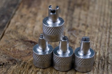 İç lastik valf bir ahşap Atölyesi tablo. İç lastikler ve araba lastik tamiri için icin için aksesuarlar. Koyu arka plan.