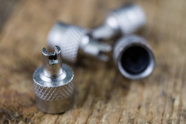 İç lastik valf bir ahşap Atölyesi tablo. İç lastikler ve araba lastik tamiri için icin için aksesuarlar. Koyu arka plan.