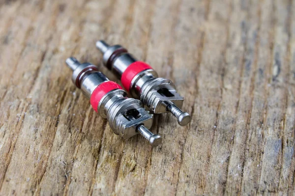 İç lastik valf bir ahşap Atölyesi tablo. İç lastikler ve araba lastik tamiri için icin için aksesuarlar. Koyu arka plan.