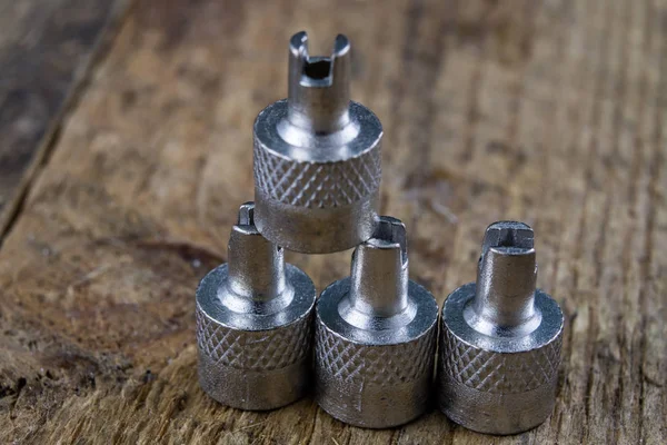 İç lastik valf bir ahşap Atölyesi tablo. İç lastikler ve araba lastik tamiri için icin için aksesuarlar. Koyu arka plan.