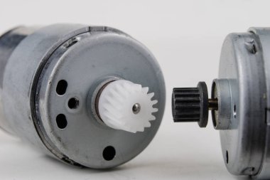 Bir beyaz atölye tabloda küçük elektrik motoru. Küçük elektrikli cihazlarda kullanılan elektrikli sürücü. Açık renkli.