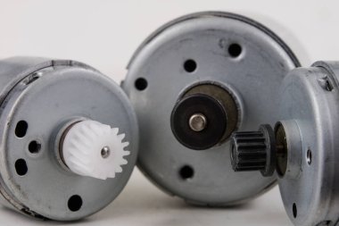 Bir beyaz atölye tabloda küçük elektrik motoru. Küçük elektrikli cihazlarda kullanılan elektrikli sürücü. Açık renkli.