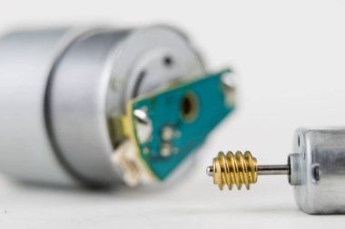 Bir beyaz atölye tabloda küçük elektrik motoru. Küçük elektrikli cihazlarda kullanılan elektrikli sürücü. Açık renkli.