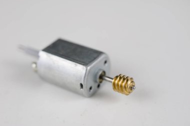 Bir beyaz atölye tabloda küçük elektrik motoru. Küçük elektrikli cihazlarda kullanılan elektrikli sürücü. Açık renkli.