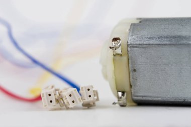 Bir beyaz atölye tabloda küçük elektrik motoru. Küçük elektrikli cihazlarda kullanılan elektrikli sürücü. Açık renkli.