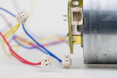 Bir beyaz atölye tabloda küçük elektrik motoru. Küçük elektrikli cihazlarda kullanılan elektrikli sürücü. Açık renkli.