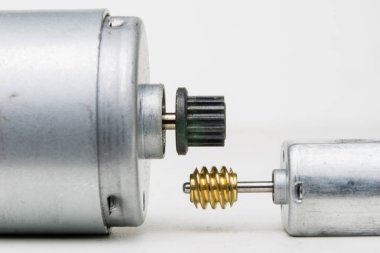 Bir beyaz atölye tabloda küçük elektrik motoru. Küçük elektrikli cihazlarda kullanılan elektrikli sürücü. Açık renkli.