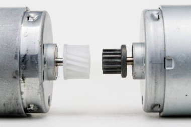 Bir beyaz atölye tabloda küçük elektrik motoru. Küçük elektrikli cihazlarda kullanılan elektrikli sürücü. Açık renkli.