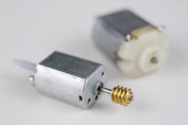 Bir beyaz atölye tabloda küçük elektrik motoru. Küçük elektrikli cihazlarda kullanılan elektrikli sürücü. Açık renkli.