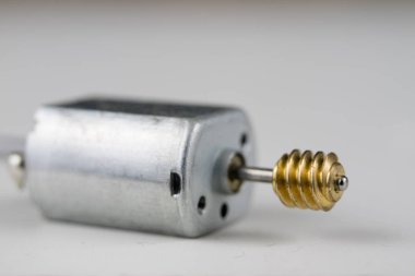 Bir beyaz atölye tabloda küçük elektrik motoru. Küçük elektrikli cihazlarda kullanılan elektrikli sürücü. Açık renkli.