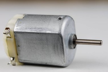 Bir beyaz atölye tabloda küçük elektrik motoru. Küçük elektrikli cihazlarda kullanılan elektrikli sürücü. Açık renkli.