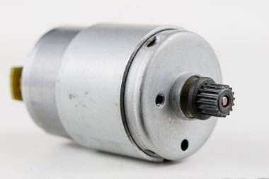 Bir beyaz atölye tabloda küçük elektrik motoru. Küçük elektrikli cihazlarda kullanılan elektrikli sürücü. Açık renkli.