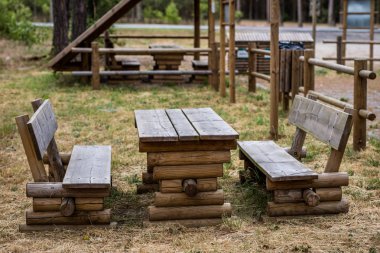 Bir tezgah araçlık park yeri. Ahşap çit dinlenme sürücüler için bir yer için. Yaz sezonu.