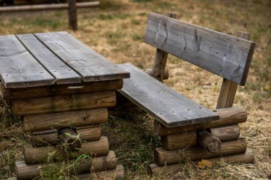 Bir tezgah araçlık park yeri. Ahşap çit dinlenme sürücüler için bir yer için. Yaz sezonu.