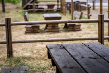 Ahşap bir çit araçlık bir park alanında. Ahşap çit dinlenme sürücüler için bir yer için. Yaz sezonu.