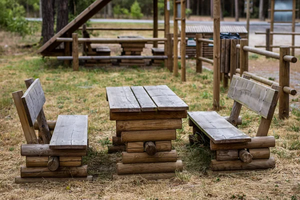 Bir tezgah araçlık park yeri. Ahşap çit dinlenme sürücüler için bir yer için. Yaz sezonu.