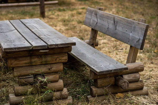 Bir tezgah araçlık park yeri. Ahşap çit dinlenme sürücüler için bir yer için. Yaz sezonu.