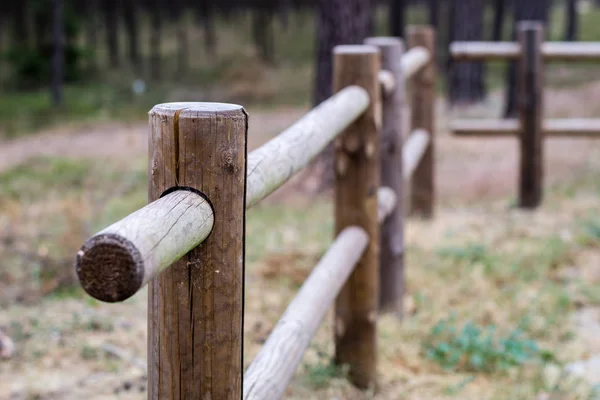 Egy Fából Készült Kerítés Parkoló Autók Fából Készült Kerítés Egy — Stock Fotó