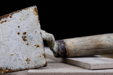 Fayans yere yerleştirmeye ilişkin. Aksesuarları ve malzemeleri Ahşap Atölyesi masanın üzerine düzenlenmiş bir inşaat işçisi. Koyu arka plan