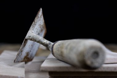 Fayans yere yerleştirmeye ilişkin. Aksesuarları ve malzemeleri Ahşap Atölyesi masanın üzerine düzenlenmiş bir inşaat işçisi. Koyu arka plan