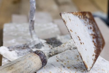 Fayans yere yerleştirmeye ilişkin. Aksesuarları ve malzemeleri Ahşap Atölyesi masanın üzerine düzenlenmiş bir inşaat işçisi. Koyu arka plan