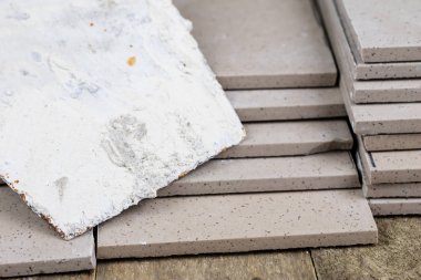 Fayans yere yerleştirmeye ilişkin. Aksesuarları ve malzemeleri Ahşap Atölyesi masanın üzerine düzenlenmiş bir inşaat işçisi. Koyu arka plan