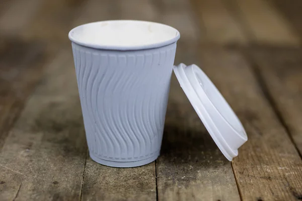 Koffie Mokken Een Mal Van Papier Een Houten Tafel Wegwerp — Stockfoto