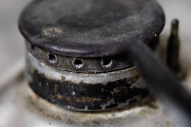 Eski bir kirli gaz mutfak. Yemekler mutfakta hazırlanması için aygıt. Koyu arka plan.