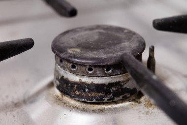 Eski bir kirli gaz mutfak. Yemekler mutfakta hazırlanması için aygıt. Koyu arka plan.