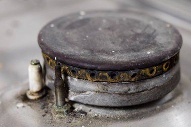 Eski bir kirli gaz mutfak. Yemekler mutfakta hazırlanması için aygıt. Koyu arka plan.