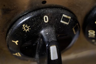 Eski bir kirli gaz mutfak. Yemekler mutfakta hazırlanması için aygıt. Koyu arka plan.