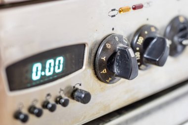 Eski bir kirli gaz mutfak. Yemekler mutfakta hazırlanması için aygıt. Koyu arka plan.