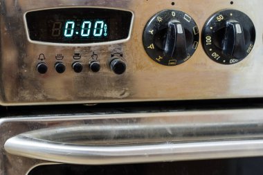 Eski bir kirli gaz mutfak. Yemekler mutfakta hazırlanması için aygıt. Koyu arka plan.