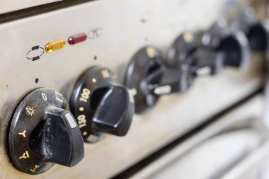Eski bir kirli gaz mutfak. Yemekler mutfakta hazırlanması için aygıt. Koyu arka plan.