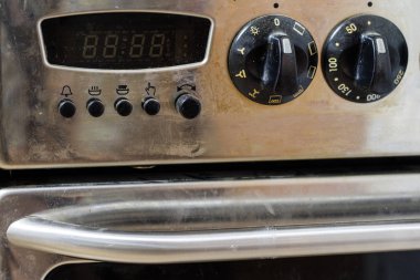 Eski bir kirli gaz mutfak. Yemekler mutfakta hazırlanması için aygıt. Koyu arka plan.