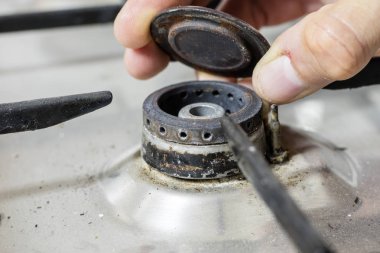 Eski bir kirli gaz mutfak. Yemekler mutfakta hazırlanması için aygıt. Koyu arka plan.