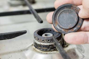 Eski bir kirli gaz mutfak. Yemekler mutfakta hazırlanması için aygıt. Koyu arka plan.