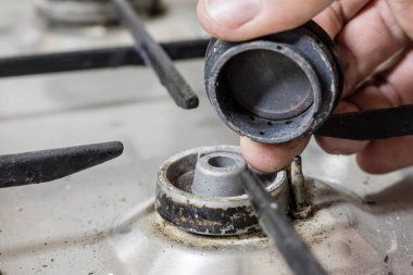 Eski bir kirli gaz mutfak. Yemekler mutfakta hazırlanması için aygıt. Koyu arka plan.