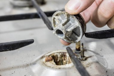 Eski bir kirli gaz mutfak. Yemekler mutfakta hazırlanması için aygıt. Koyu arka plan.