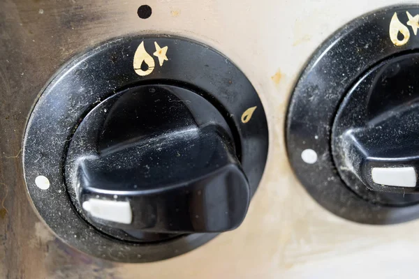 Eski bir kirli gaz mutfak. Yemekler mutfakta hazırlanması için aygıt. Koyu arka plan.