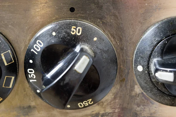 Eski bir kirli gaz mutfak. Yemekler mutfakta hazırlanması için aygıt. Koyu arka plan.