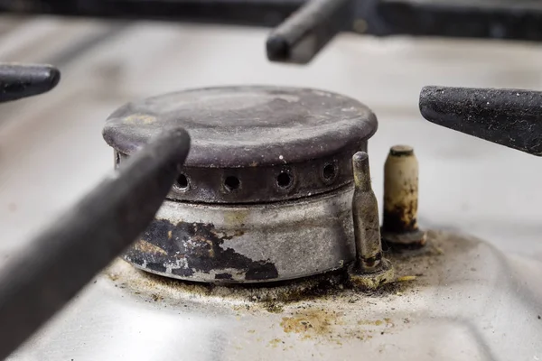 Eski bir kirli gaz mutfak. Yemekler mutfakta hazırlanması için aygıt. Koyu arka plan.