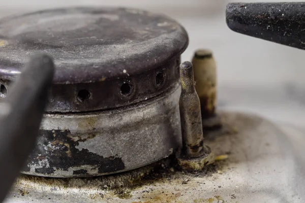 Eski bir kirli gaz mutfak. Yemekler mutfakta hazırlanması için aygıt. Koyu arka plan.
