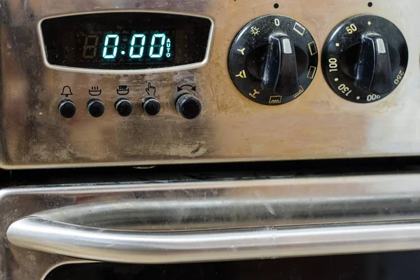 Eski bir kirli gaz mutfak. Yemekler mutfakta hazırlanması için aygıt. Koyu arka plan.